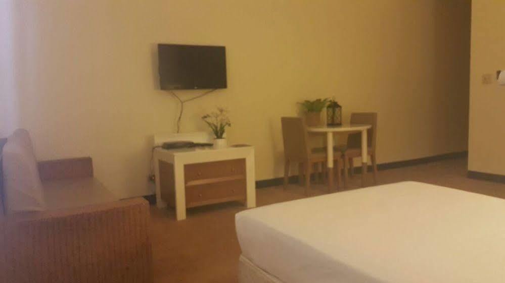 One Pacific Hotel Тамунинг Екстериор снимка