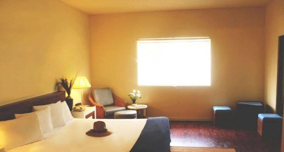 One Pacific Hotel Тамунинг Екстериор снимка